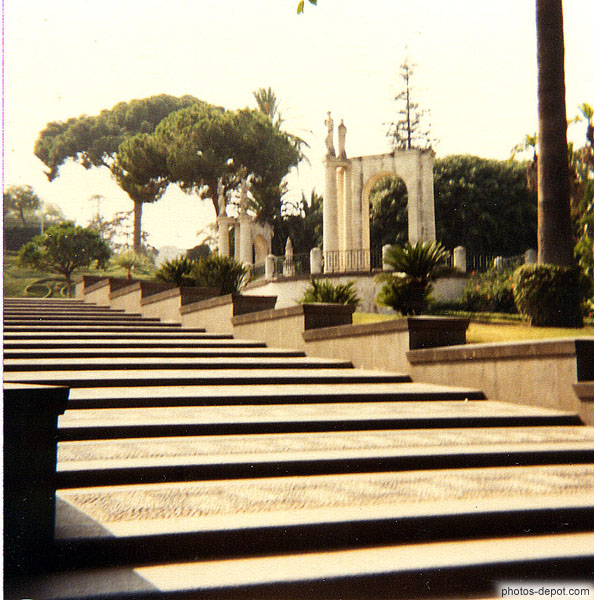 photo d'escaliers et jardins