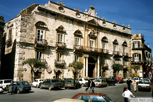 Edifice Renaissance Minerva