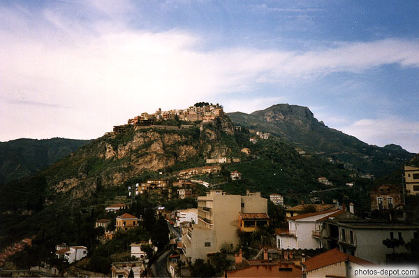 photo de panorama des maisons sur la colline rocheuse