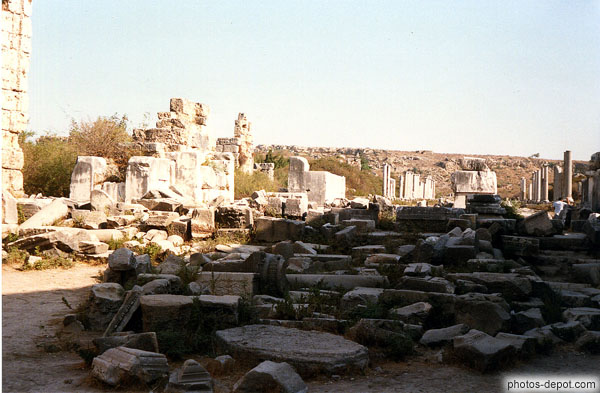 photo de Pierres Ã©parses dans les ruines de Perge