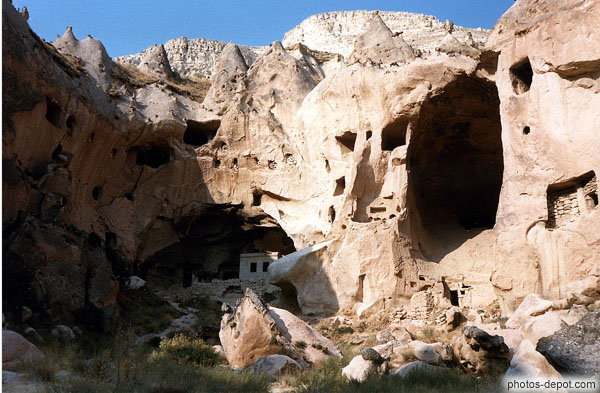 village troglodytique � l'immense salle et maison de pierre dans la grotte
