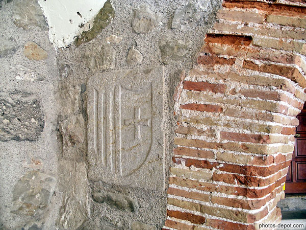 blason grav� dans la pierre et arche de briques