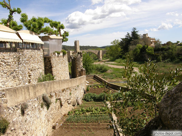 jardins le long des remparts et pont