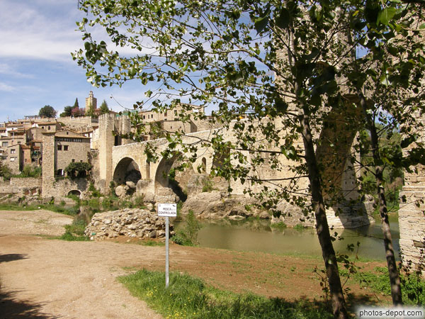 photo de Pont fortifié menant à la ville fortifiée et Riu Fluvia
