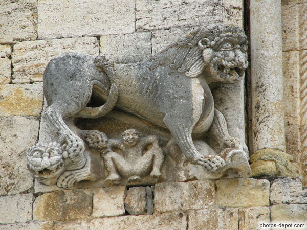 photo d'Animal mythique, Eglise du Monastère Sant Pere