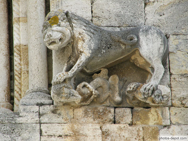 photo d'Animal mythique entourant le portail de l'Eglise du Monastère Sant Pere