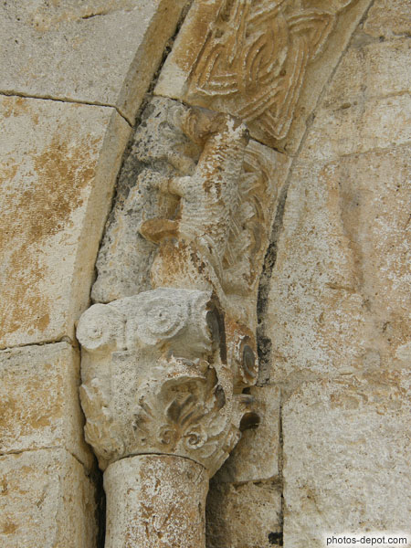 photo de détail sculptures arc du portail, Eglise du Monastère Sant Pere