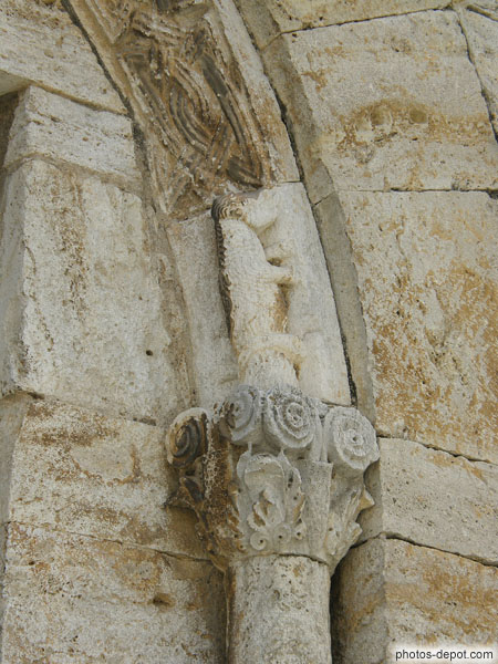 photo de détail arc du portail, Eglise du Monastère Sant Pere