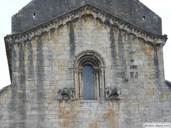 photo de fenêtre à voussures de l'église du Monastère Sant Pere