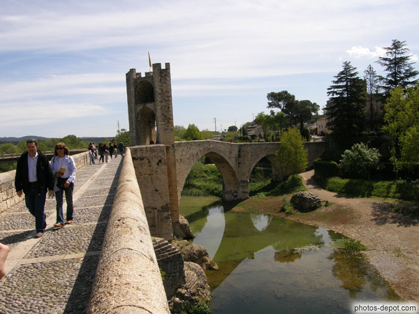 photo de Le pont comporte une tour qui servait de péage au moyen age