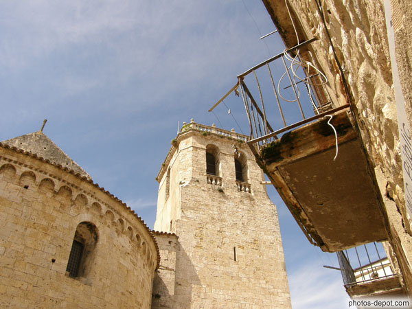 photo de Monastère Sant Pere en pierre calcaire des carrières de Serinya, le travertin