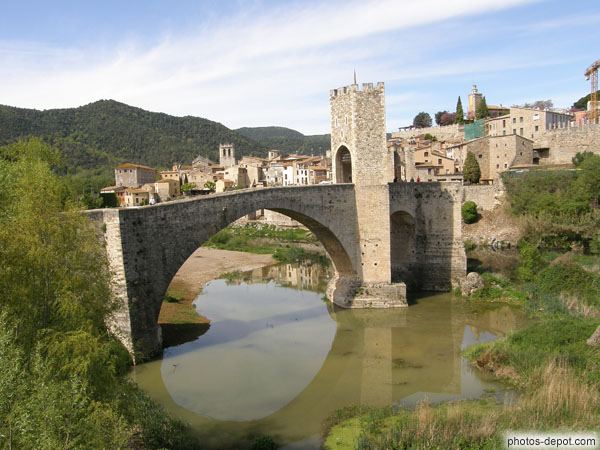 photo de Pont roman du XIe, Pour la construction des piliers on a profité des rochers c'est pourquoi il a une forme irrégulière
