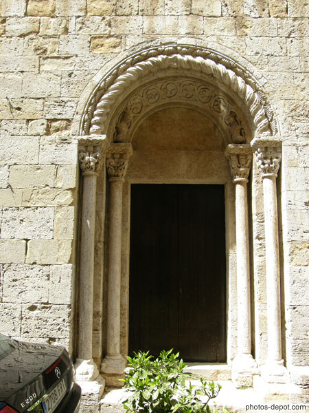 photo de porte latérale à deux voussures sculptées, église Sant Vicenc