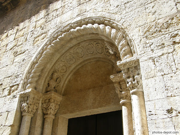 photo de voussures torsades portail latéral Sant Vicenc, église romane