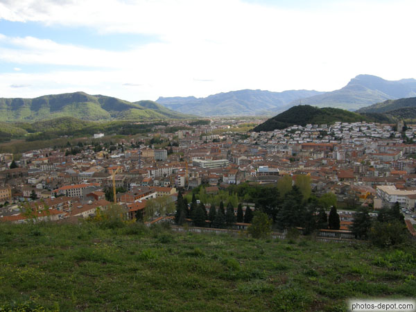 photo de Vue de la ville parsemée de 4 volcans