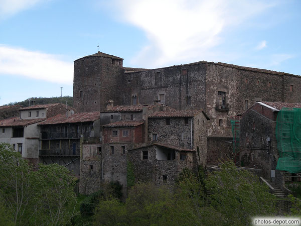 photo d'hautes maisons de pierres du village médiéval