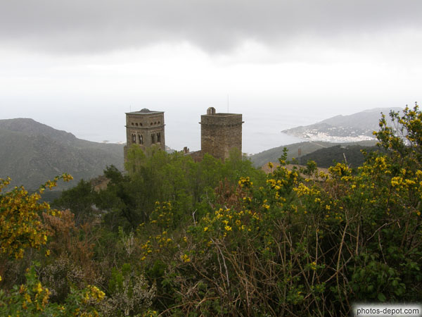 photo de tours du monastère devant la baie