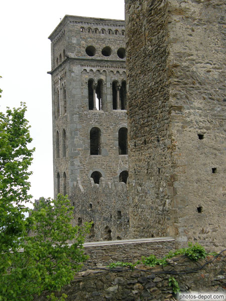 photo de tour défensive et clocher à trois étages. fenêtres lombardes et occuli