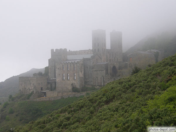 photo de monastère dans la brume