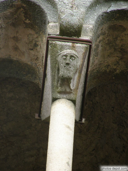 photo de chapiteau de colonne de la fenêtre Lombarde du clocher