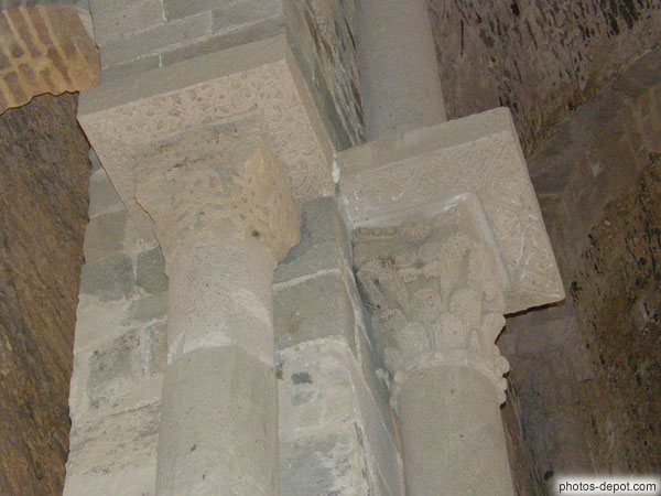 photo de Chapiteaux des colonnes de la nef de style corynthien et des arcs formerets à entrelacs
