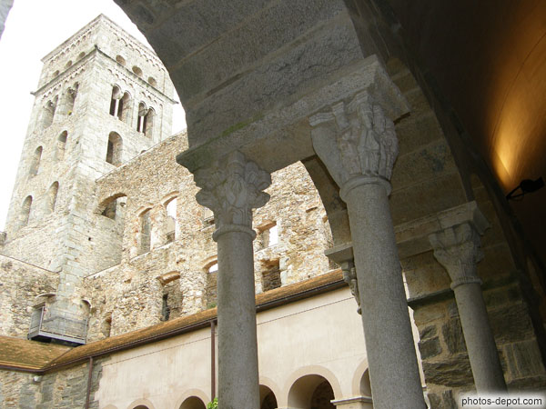 photo de chapiteaux colonnes du cloître et tour clocher