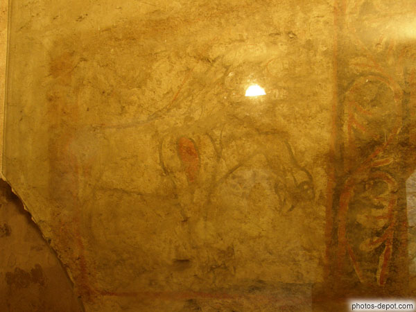 photo de peinture murale de lyon à 2 têtes sur un mur de la crypte