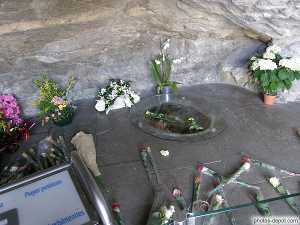 photo de Lors de la neuvième apparition, Bernadette suit les indications de la Vierge et découvre une source d'eau.