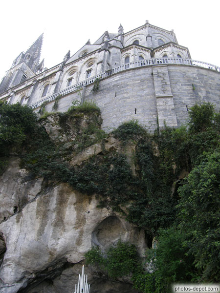 photo de Basilique supérieure, construite sur la grotte de Massabielle