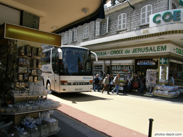 photo d'autobus dans les rues marchandes