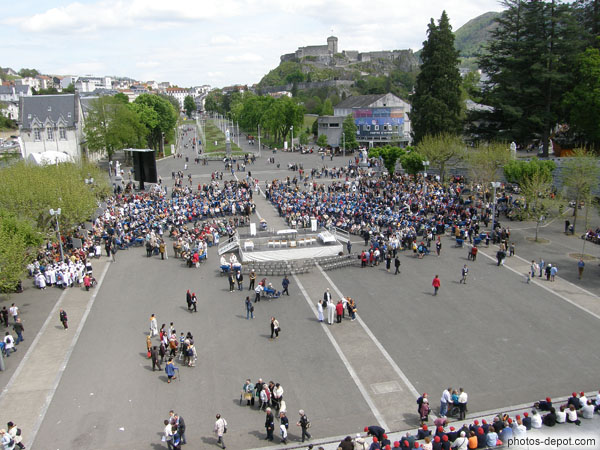 Parvis de la basilique avant la messe