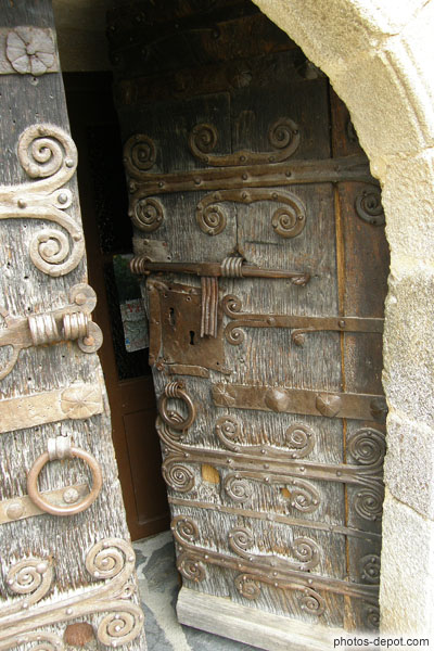 photo de porte aux ferrures romanes