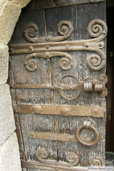 photo de Les vantaux de la porte sont ornées de remarquables ferrures romanes