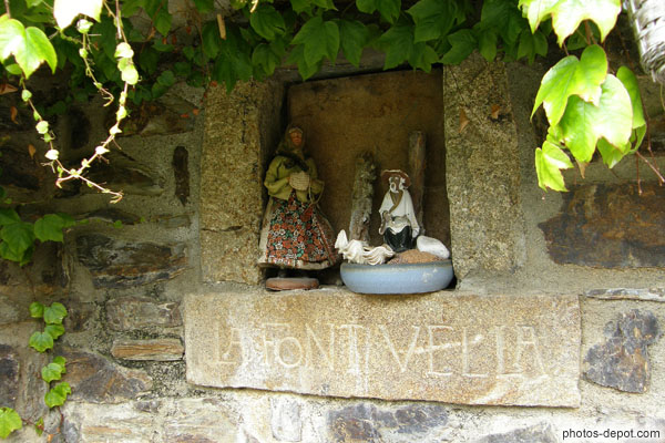 photo de La FontVella poupées sur fontaine