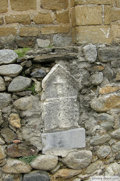 photo de pierre dans le mur de l'église