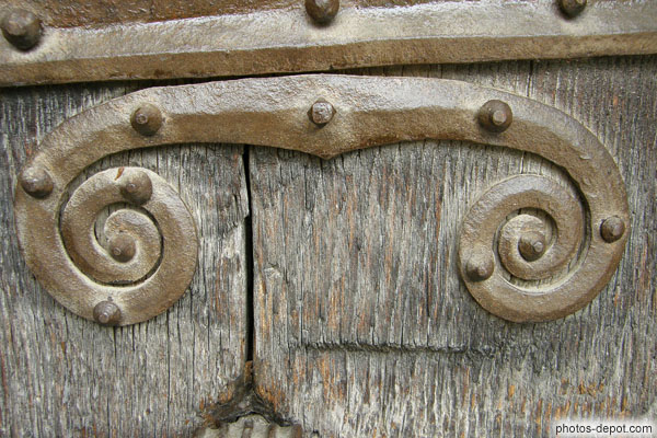 photo de ferrures romanes, fer forgé sur la porte de l'église