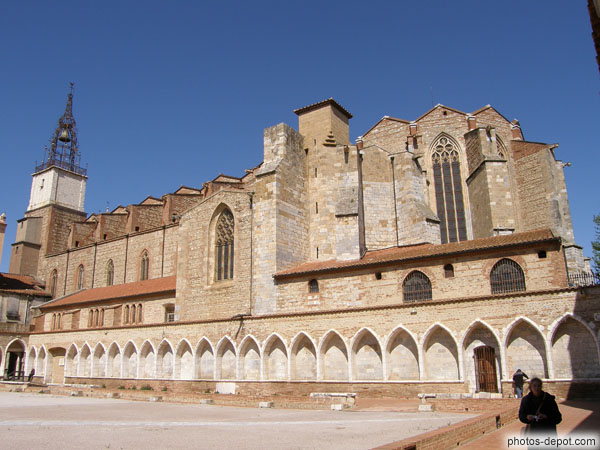 Campo Santo, plus grand clo�tre-cimeti�re de France et Cath�drale St Jean