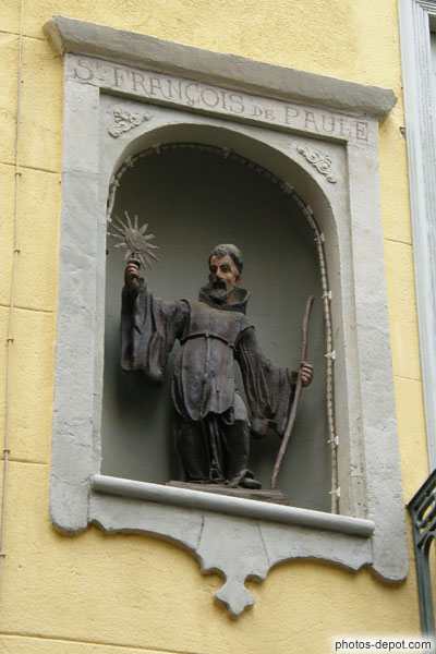 photo de Niche dans le mur et statuette de Saint François de Paule