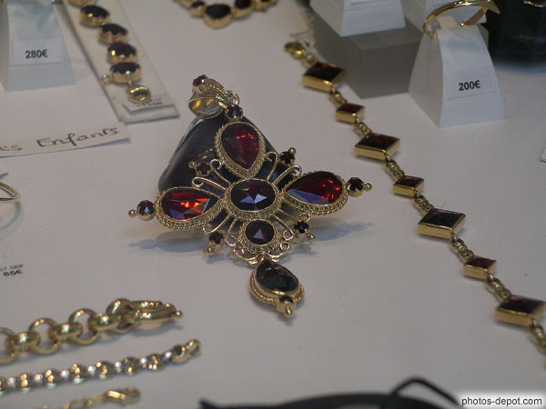 croix en grenat rouge de Perpignan