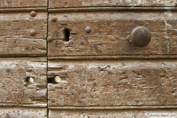 photo de poignée et vieille porte de bois