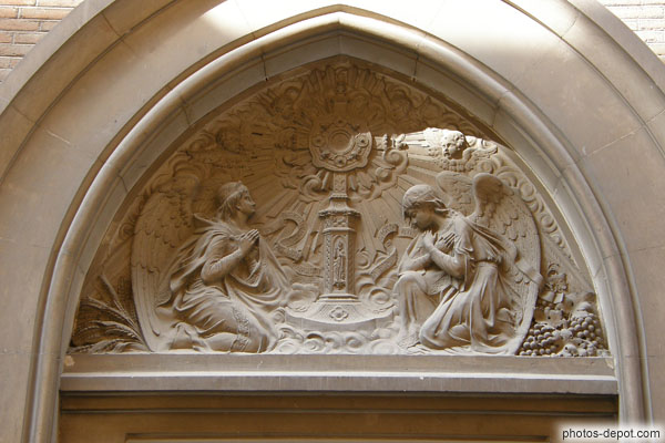 anges et tabernacle, Linteau de M�tropole Grecque Orthodoxe de France, chapelle fran�aise des St ap�tres Pierre et Paul