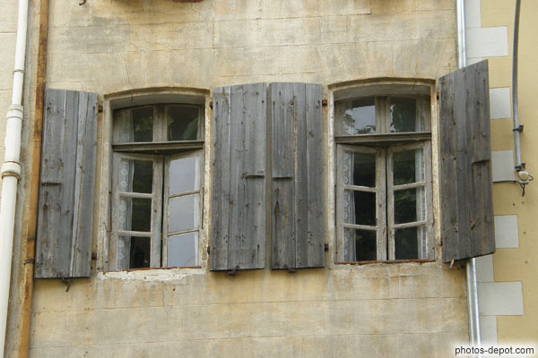 photo de vieilles fenêtres jumelles aux volets de bois