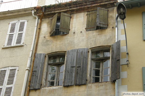 photo de facades aux vieilles fenêtres de bois