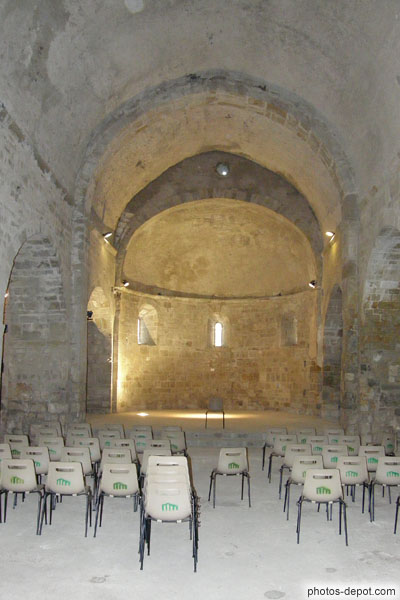 photo de église romane à voute de pierre