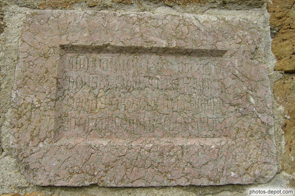 Plaque mortuaire en marbre rose de prieurs morts au XIIe si�cle
