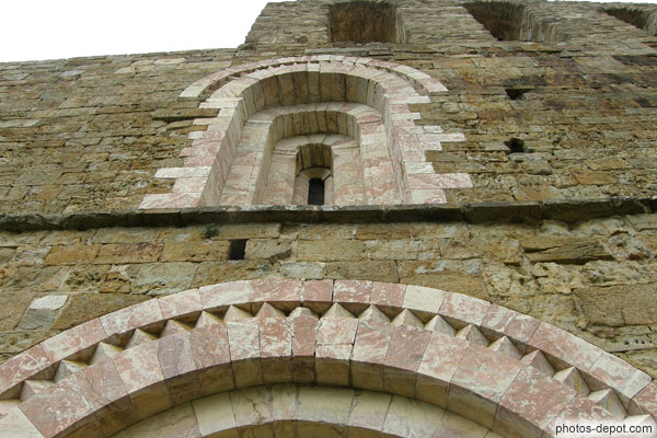 photo d'Archivolte du portail et fenêtre de même composition de différents marbre roses