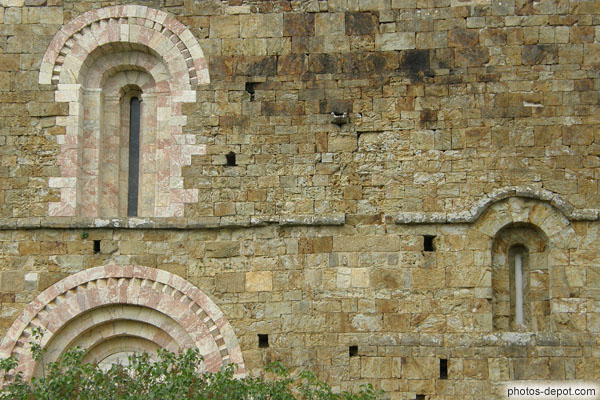 photo de portail et fenêtres constituant la facade ouest