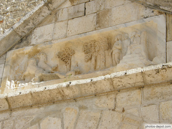 photo de détail bas relief du linteau du portail