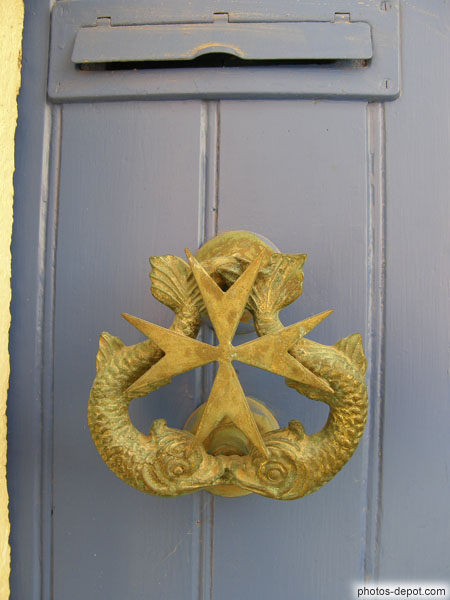 photo de Pommeau de porte en croix de malte sur deux dauphins