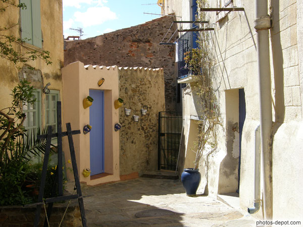 photo de décorations sur les murs, chevalet d'artiste